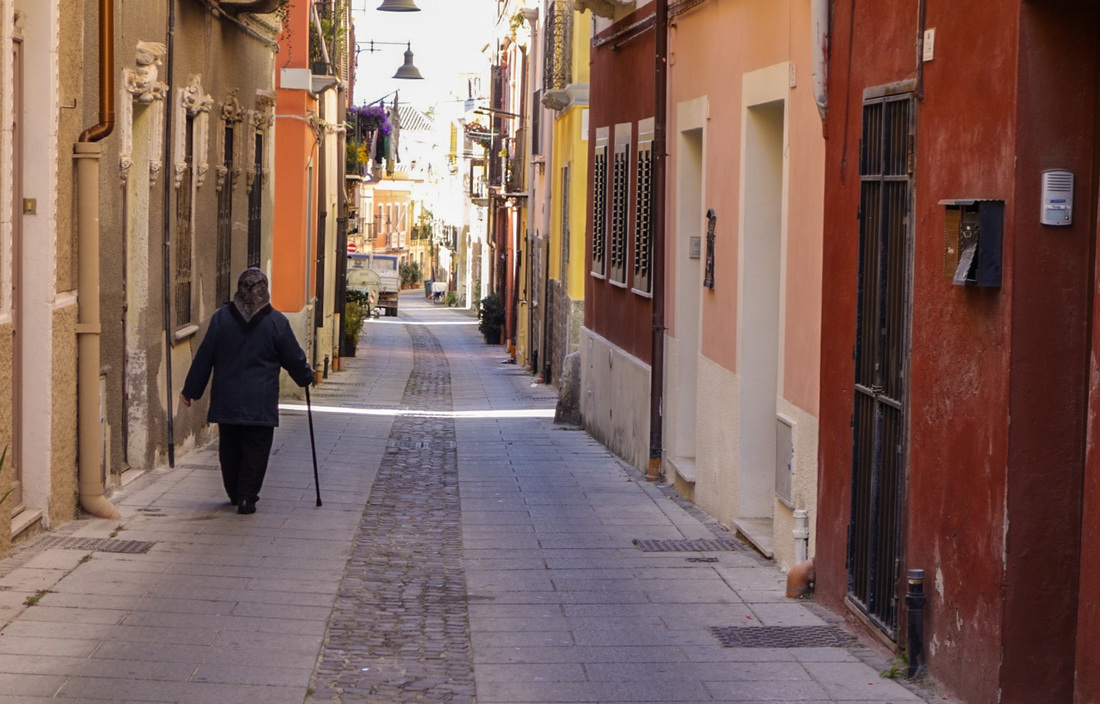 Old Italian woman on back street | Tourist-Free Sardinia, Italy | EnjoyLivingAbroad.com