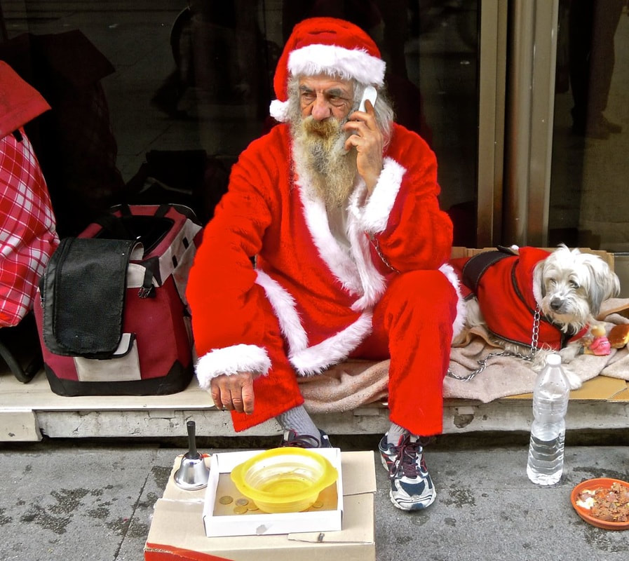 Street Santa / Pandemic holiday celebrations / Karen McCann / EnjoyLivingAbroad.com