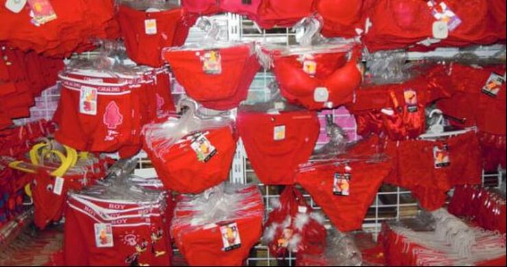 Red underwear Seville, Spain / New Year's Eve 2020 / Get Luckier in 2021 / Karen McCann / enjoylivingabroad.com