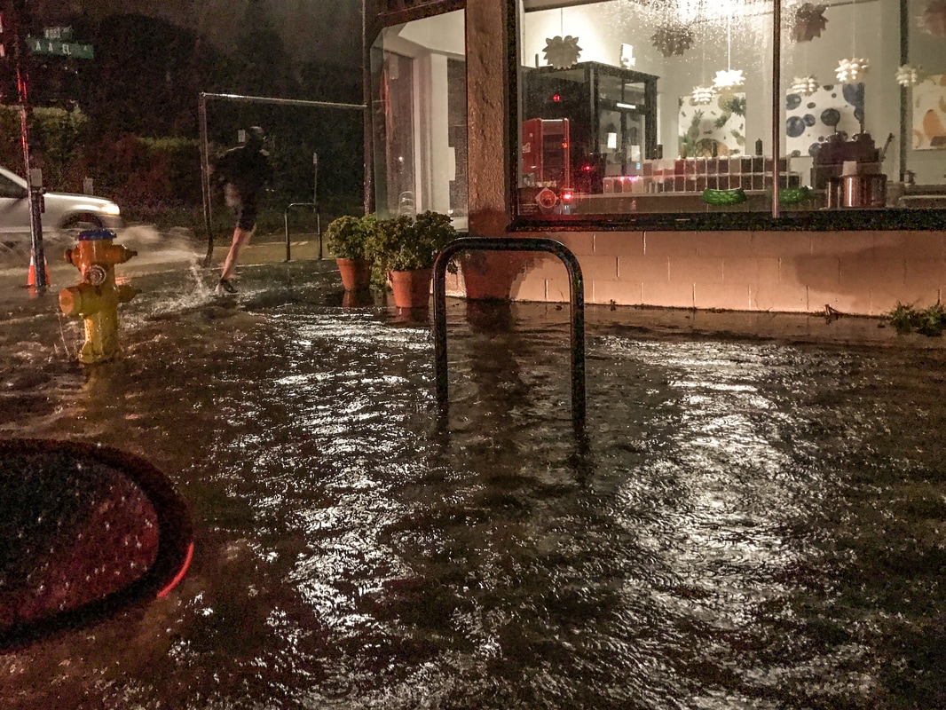 San Anselmo Flood 2017 / Flooded street corner / Karen McCan / enjoylivingabroad.com 
